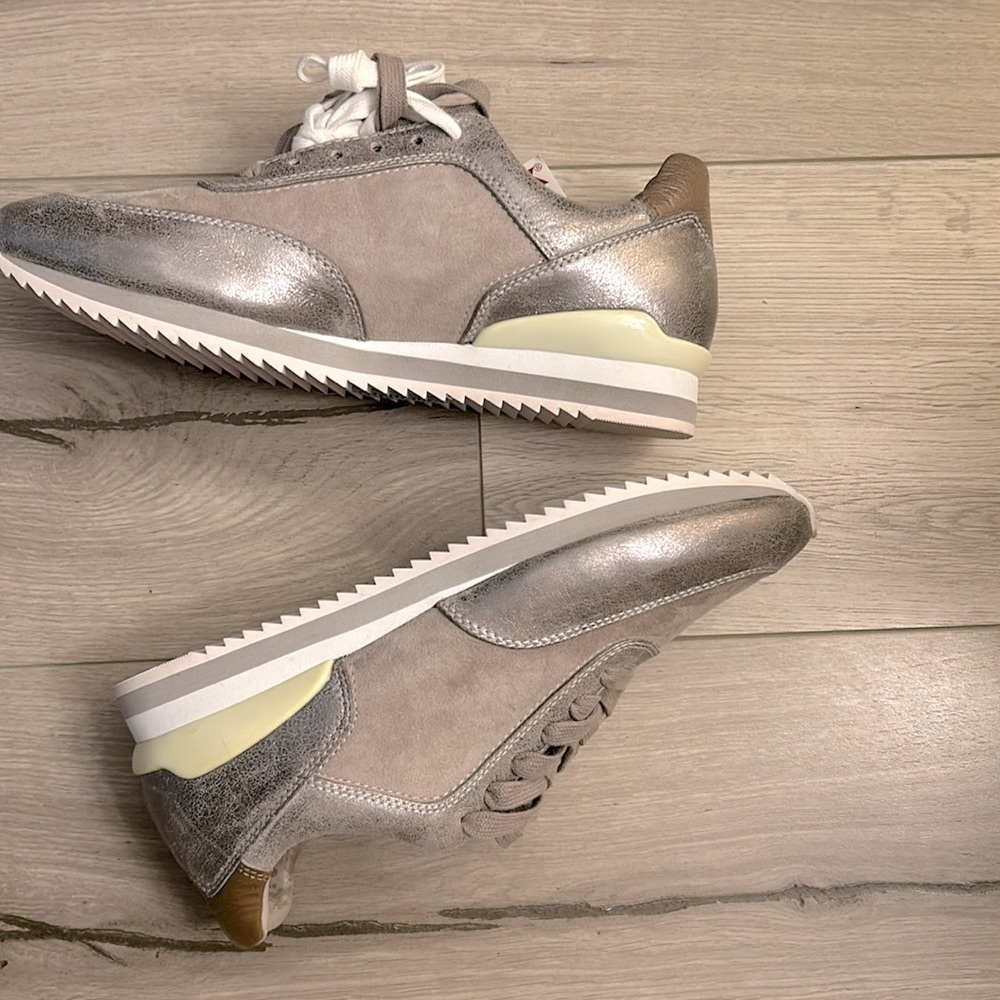 New Johnston & Murphy Gray + White Silver Athletic Lace Up Sneakers - Picture 17 of 17